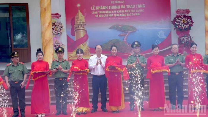 Lãnh đạo Bộ Công an và tỉnh Cà Mau cùng thực hiện nghi thức khánh thành công trình nâng cấp Khu di tích lịch sử Hòn Đá Bạc.