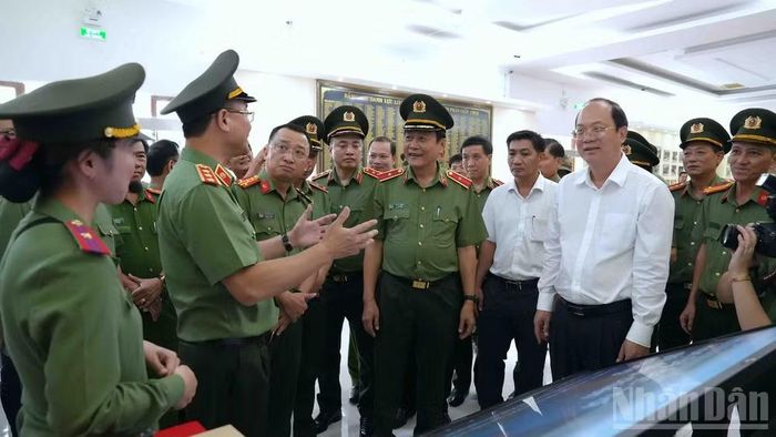 Các đại biểu tham gia buổi lễ tham quan không gian trưng bày tại Di tích lịch sử quốc gia Hòn Đá Bạc.