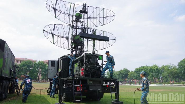 Kíp Đài ra đa thực hành nội dung thu đặt, triển khai khí tài Đài ra đa VRS-2ĐM theo nội dung Hội thao diễn tập của quân chủng