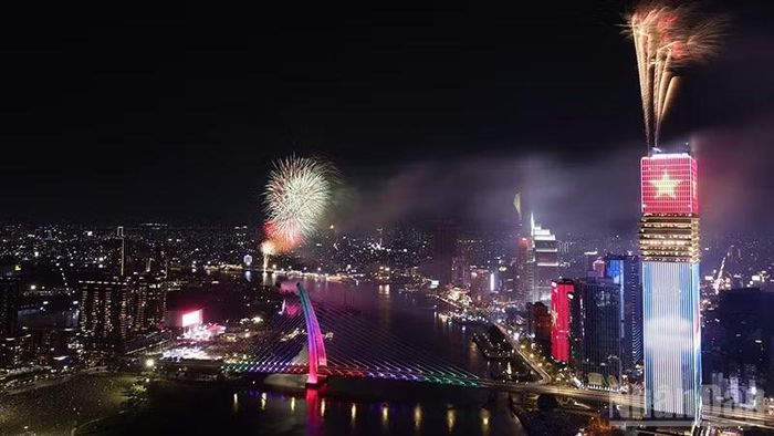 Thành phố có 16 điểm bắn pháo hoa nhân dịp kỷ niệm 50 năm Ngày thành phố Sài Gòn-Gia Định chính thức mang tên Chủ tịch Hồ Chí Minh. (Ảnh: THẾ ANH)