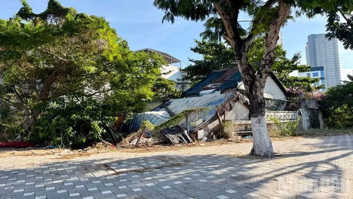 Ngôi nhà xuống cấp, mục nát giữa khu đất trống mặt tiền đường Phạm Văn Đồng, cách cầu sông Hàn chỉ vài trăm mét.