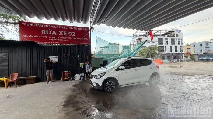 Ngoài ra nơi này còn xuất hiện một đơn vị rửa xe ô-tô.