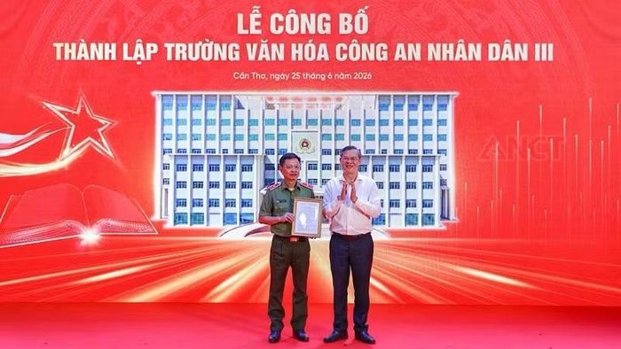 Lãnh đạo thành phố Cần Thơ trao quyết định thành lập trường tại buổi lễ.