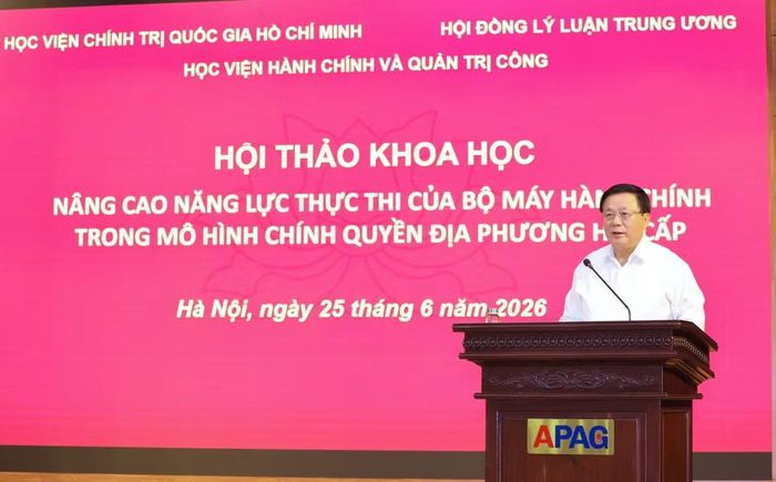 Giáo sư, Tiến sĩ Nguyễn Xuân Thắng, nguyên Ủy viên Bộ Chính trị, Chủ tịch Hội đồng Lý luận Trung ương phát biểu khai mạc và đề dẫn hội thảo.