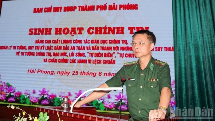 Đại tá Phạm Hồng Phong, Bí thư Đảng ủy, Chính ủy Bộ đội Biên phòng thành phố Hải Phòng phát biểu tại hội nghị.