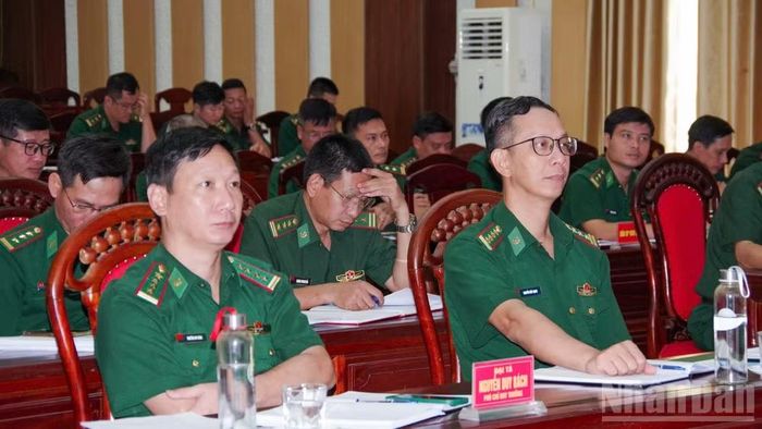 Thủ trưởng Ban Chỉ huy Bộ đội Biên phòng thành phố Hải Phòng và các đại biểu tham dự hội nghị.