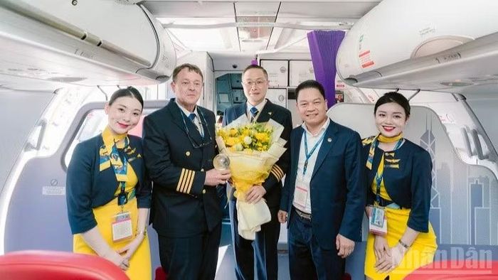 Ông Nguyễn Ngọc Nghị (giữa), Phó Tổng Giám đốc T&amp;T Group, Phó Chủ tịch Hội đồng quản trị Vietravel Airlines tặng hoa cho tổ bay.