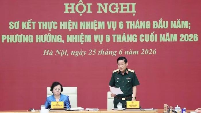 Thượng tướng Nguyễn Văn Gấu, Thứ trưởng Quốc phòng phát biểu tại hội nghị. (Ảnh: VGP)