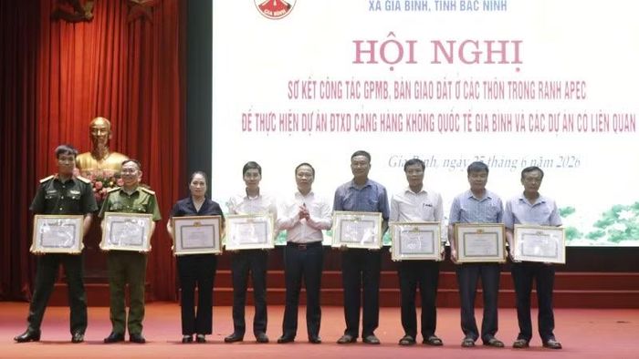 Nhiều tập thể, cá nhân được khen thưởng dịp này.