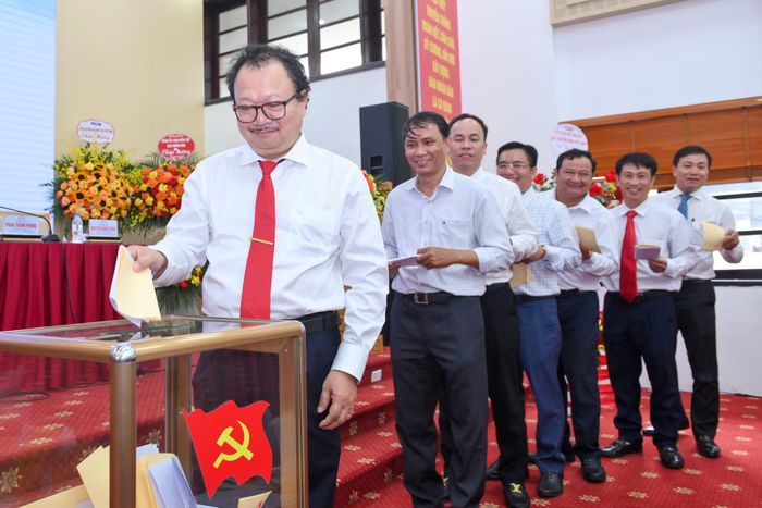Các đại biểu bỏ phiếu bầu cử theo chương trình Đại hội.