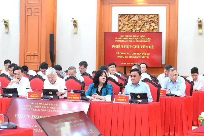 Các đồng chí lãnh đạo Đảng, Nhà nước và các đại biểu tham dự phiên họp. (Ảnh: ĐĂNG KHOA)