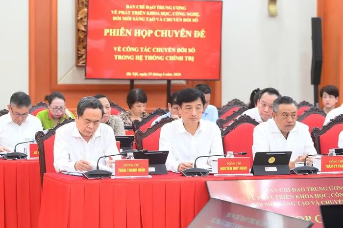 Các đồng chí lãnh đạo Đảng, Nhà nước và các đại biểu tham dự phiên họp. (Ảnh: ĐĂNG KHOA)