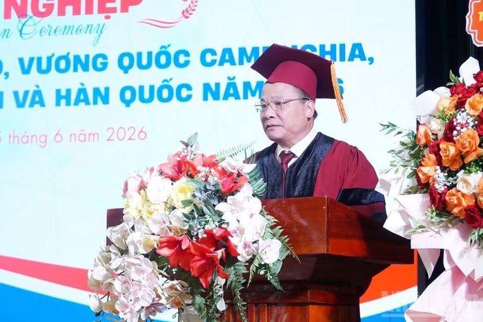 Phó Giáo sư, Tiến sĩ Nguyễn Duy Cường, Hiệu trưởng nhà trường phát biểu giao nhiệm vụ cho các bác sĩ, dược sĩ tân khoa.