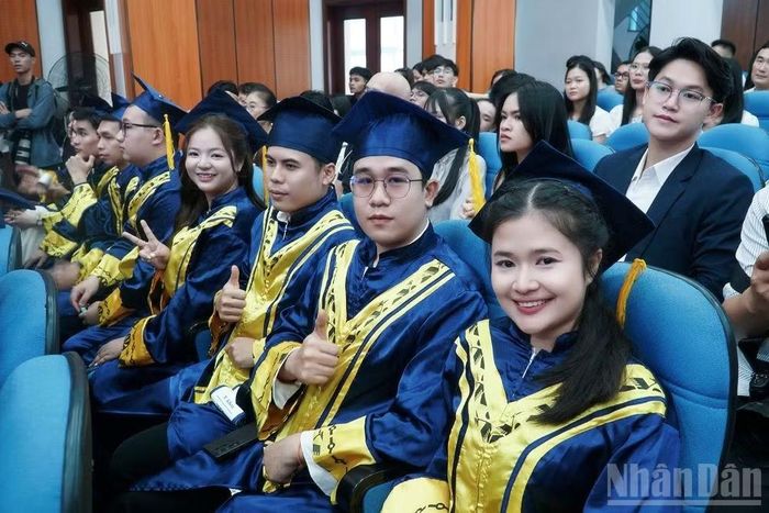 Các lưu học sinh tham dự buổi lễ.
