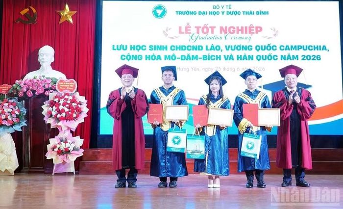 Lãnh đạo nhà trường trao bằng tốt nghiệp cho lưu học sinh.