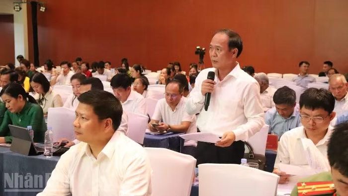 Đại diện Sở Tài chính trả lời kiến nghị của các doanh nghiệp.