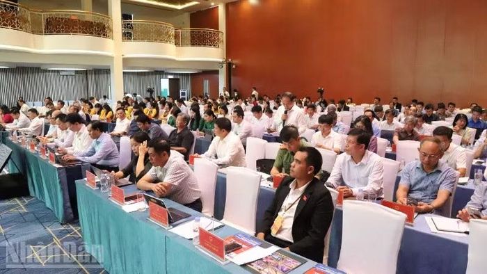 Đông đảo các đại biểu và các doanh nghiệp, hợp tác xã, hộ kinh doanh dự hội nghị.