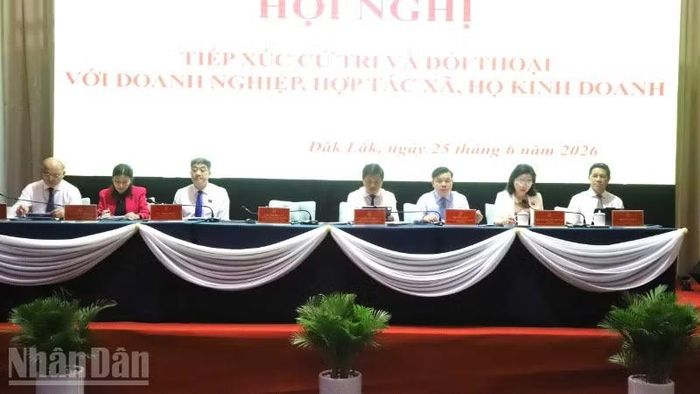 Các đồng chí lãnh đạo tỉnh chủ trì hội nghị.