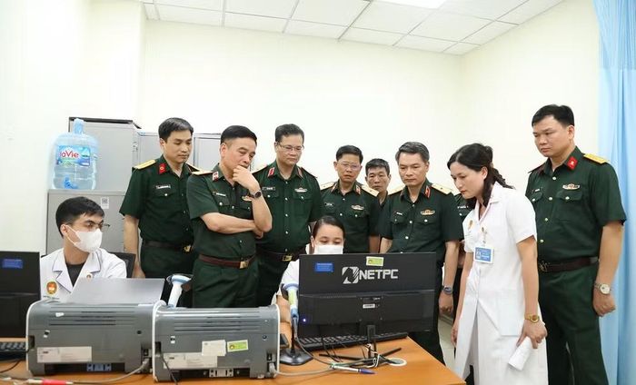 Đoàn công tác kiểm tra thực tế triển khai hồ sơ bệnh án điện tử tại Bệnh viện Quân y 103.