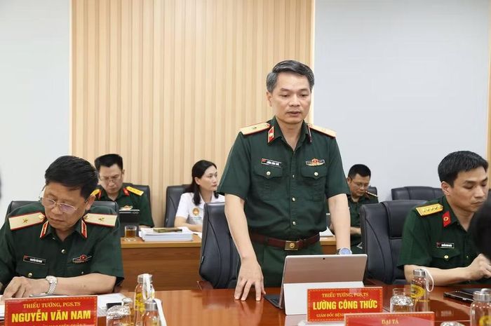 Thiếu tướng, Phó Giáo sư, Tiến sĩ Lường Công Thức, Giám đốc Bệnh viện Quân y 103 phát biểu tại buổi làm việc.