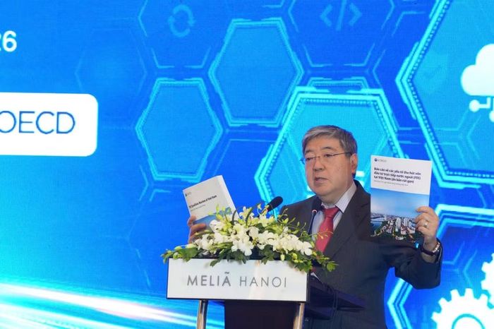 Khi vốn khan hiếm hơn nhưng chảy mạnh vào công nghệ, quốc gia chỉ chào mời chi phí thấp sẽ khó cạnh tranh. Việt Nam, với tăng trưởng GDP dự báo 6,5% năm 2026 và 6,2% năm 2027, được Phó Tổng Thư ký OECD Yasushi Masaki xếp vào nhóm có lợi thế nhờ độ mở và nhân lực, song lợi thế đó phụ thuộc vào việc gỡ các nút thắt về hạ tầng số, kỹ năng và năng lượng.