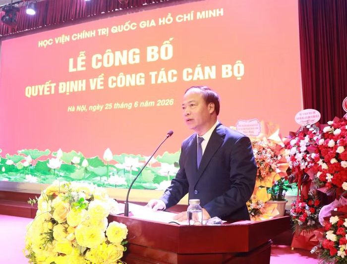 PGS, TS Mai Đức Ngọc, Phó Giám đốc Thường trực Học viện Báo chí và Tuyên truyền phát biểu nhận nhiệm vụ.