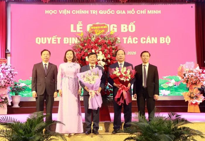 Ban Giám đốc Học viện tặng hoa chúc mừng PGS, TS Phạm Minh Sơn và PGS, TS Mai Đức Ngọc.