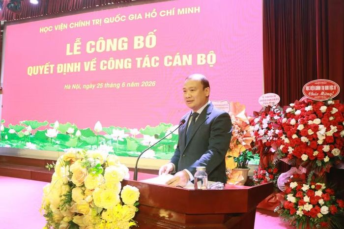 PGS, TS Lê Hải Bình, Ủy viên Trung ương Đảng, Phó Giám đốc Thường trực Học viện Chính trị quốc gia Hồ Chí Minh phát biểu giao nhiệm vụ cho 2 đồng chí lãnh đạo Học viện Báo chí và Tuyên truyền.