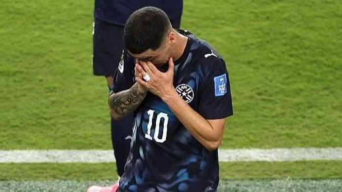 Nỗi thất vọng của Miguel Almiron. Việc ngôi sao mang áo số 10 bị treo giò ở trận cầu sinh tử là tổn thất không thể bù đắp đối với hàng công Paraguay. (Ảnh: FIFA)