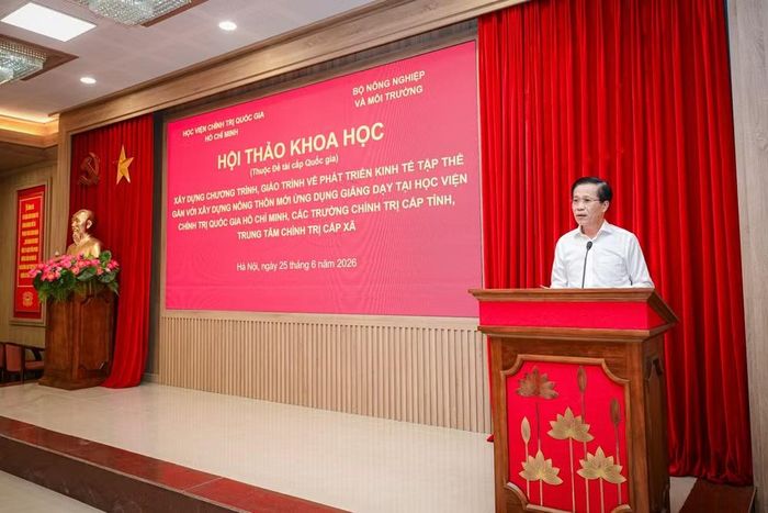 Đồng chí Hoàng Phúc Lâm, Phó Bí thư Đảng ủy, Phó Giám đốc Học viện Chính trị quốc gia Hồ Chí Minh phát biểu khai mạc và đề dẫn hội thảo. (Ảnh: BẢO LONG)