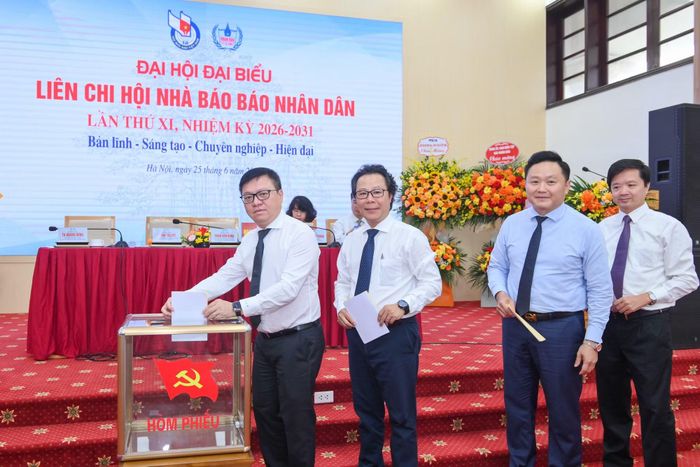 Các đại biểu bỏ phiếu bầu cử theo chương trình Đại hội.