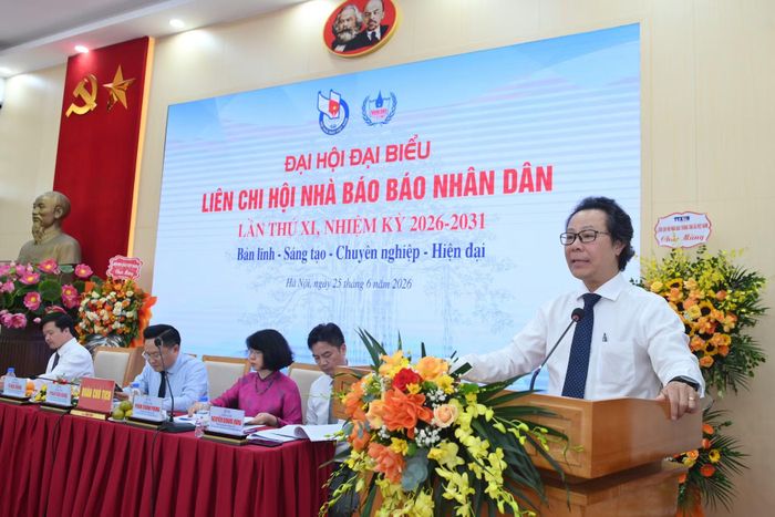 Đồng chí Vũ Mai Hoàng, Chủ tịch Liên Chi hội Nhà báo Báo Nhân Dân khóa X trình bày Báo cáo tổng kết hoạt động Liên Chi hội Báo Nhân Dân nhiệm kỳ 2020-2025, phương hướng, nhiệm vụ nhiệm kỳ 2026-2031.