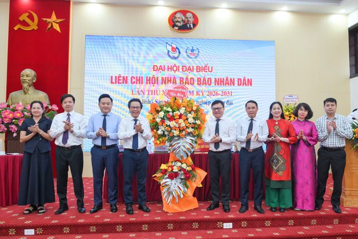 Hội Nhà báo Việt Nam tặng hoa chúc mừng Đại hội.