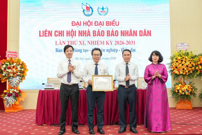 Hội Nhà Báo Việt Nam trao Bằng khen tặng Liên Chi hội Nhà báo Báo Nhân Dân đã có thành tích xuất sắc trong nhiệm kỳ 2020-2025.