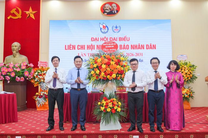 Đảng ủy, Ban Biên tập Báo Nhân Dân tặng hoa chúc mừng Đại hội.