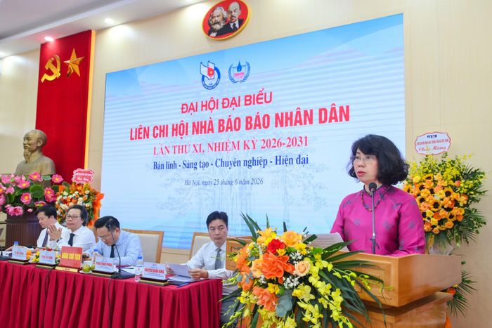 Đồng chí Phan Thị Thanh Phong, Phó Chủ tịch Thường trực Liên Chi hội Nhà báo Báo Nhân Dân khóa X trình bày Báo cáo kiểm điểm của Ban Chấp hành Liên Chi hội Nhà báo Báo Nhân Dân khóa X.