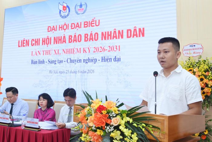 Đại diện Chi hội Ban Nhân Dân điện tử trình bày tham luận với chủ đề "Đổi mới công tác đào tạo, bồi dưỡng báo chí tại Ban Nhân Dân điện tử trong kỷ nguyên số".