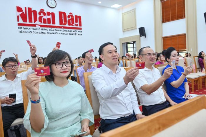 Các đại biểu biểu quyết theo chương trình Đại hội.