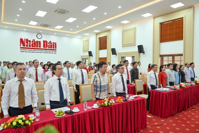 Các đại biểu thực hiện nghi lễ chào cờ.