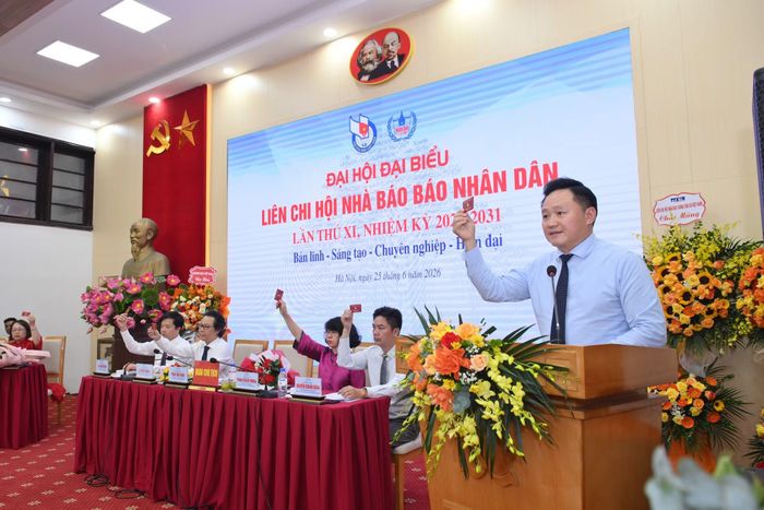 Các đại biểu biểu quyết theo chương trình Đại hội.