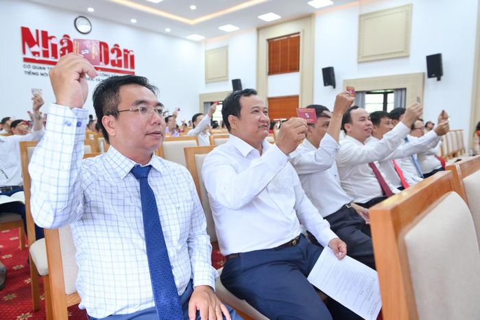 Các đại biểu biểu quyết theo chương trình Đại hội.