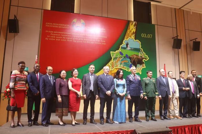 Các đại biểu chụp ảnh kỷ niệm.