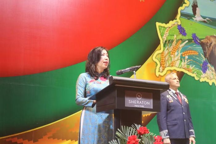 Thứ trưởng Ngoại giao Lê Thị Thu Hằng phát biểu chúc mừng.