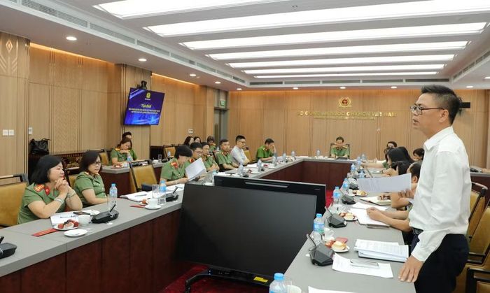 Đại biểu trình bày tham luận tại Tọa đàm. (Ảnh do Cục Đối ngoại, Bộ Công an cung cấp)