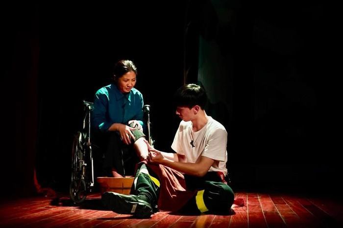  Một cảnh trong vở kịch "Ngược chiều bình an" của Nhà hát Kịch Việt Nam 