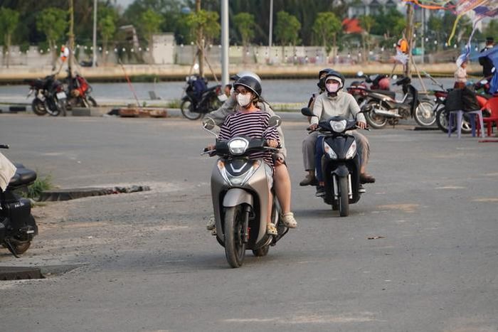 Người dân tìm đến dọc bờ kênh dạo chơi, hóng mát.