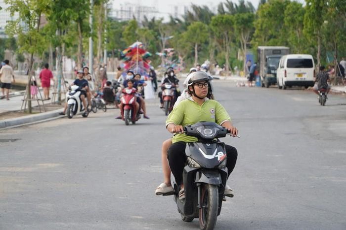 Dọc bờ kênh Tham Lương - Bến Cát - rạch Nước Lên, đoạn qua phường An Lạc, TP HCM thay da đổi thịt từng ngày.