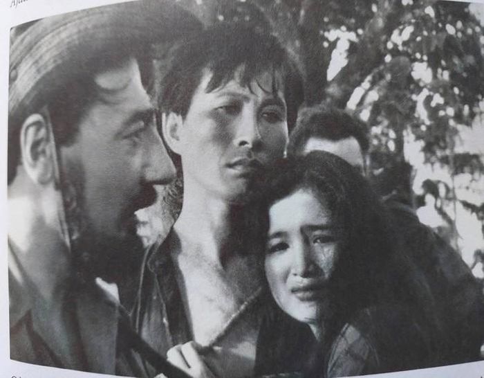 Cố nhà văn, đạo diễn điện ảnh Ajdar Ibrahimov và NSND Trà Giang cùng bạn diễn của bà tại phim trường