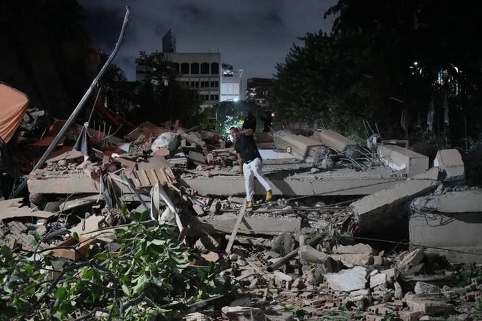 Người đàn ông đi lại ở tòa nhà đổ sập sau trận động đất tại Caracas, Venezuela, vào ngày 24-6. Ảnh: AP