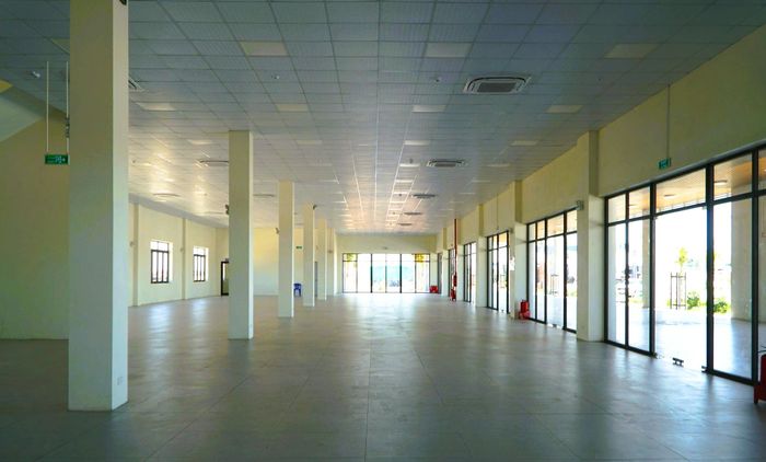 Bên trong trạm dừng nghỉ được đầu tư khang trang, hiện đại nhưng chưa có các gian hàng phục vụ người dân